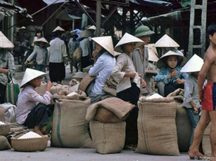 Kho ảnh khổng lồ về Việt Nam 1991-1993: Chợ búa ở Hà Nội