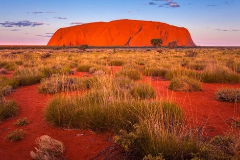 Ngọn núi thiêng Uluru (hay còn gọi Ayes Rock, The Rock) thuộc dãy Ayes, miền trung Australia nổi tiếng thế giới là ngọn núi đá nguyên khối khổng lồ.