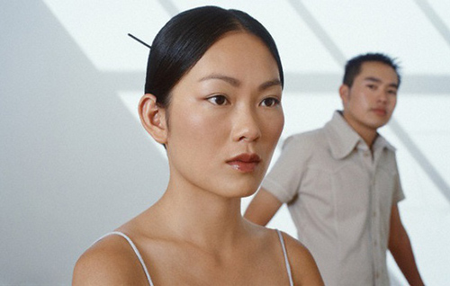 Thấy quyển lịch bàn của vợ đầy những dấu khoanh tròn, tôi ngạc nhiên nhưng không hỏi cho đến khi vô tình chạm vào một ứng dụng trong điện thoại của vợ, sự thật mới lộ tẩy