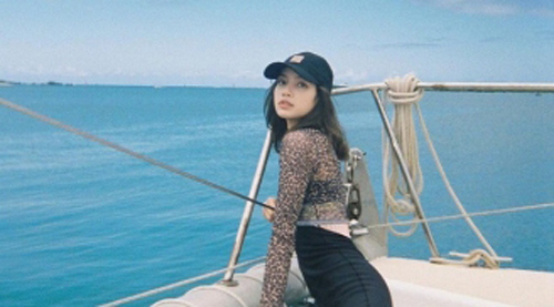 Diện đồ gợi cảm trên sân khấu nhưng các cô nàng Black Pink lại kín đáo đến lạ khi đi biển