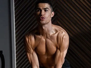 Ronaldo khoe thân hình khó tin ở tuổi 34