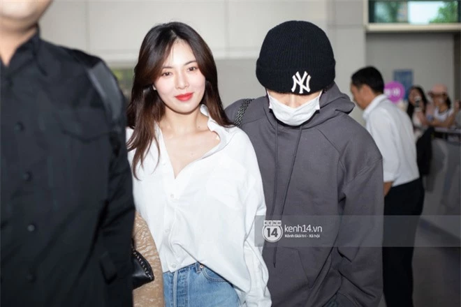 Nữ hoàng sexy HyunA gây sốt với làn da đời thực đẹp khó tin, xinh miễn chê bên Monsta X tại sân bay Tân Sơn Nhất - Ảnh 2.
