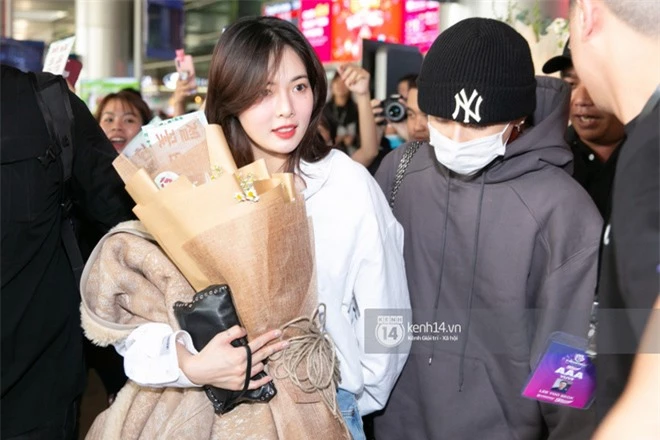 Nữ hoàng sexy HyunA gây sốt với làn da đời thực đẹp khó tin, xinh miễn chê bên Monsta X tại sân bay Tân Sơn Nhất - Ảnh 3.