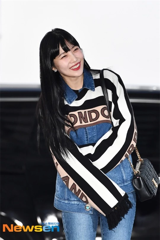 HyunA diện đồ đơn giản lên đường sang Việt Nam, Red Velvet xinh hết cỡ nhưng Joy như lùn đi cả tất vì bị stylist “hại” - Ảnh 8.