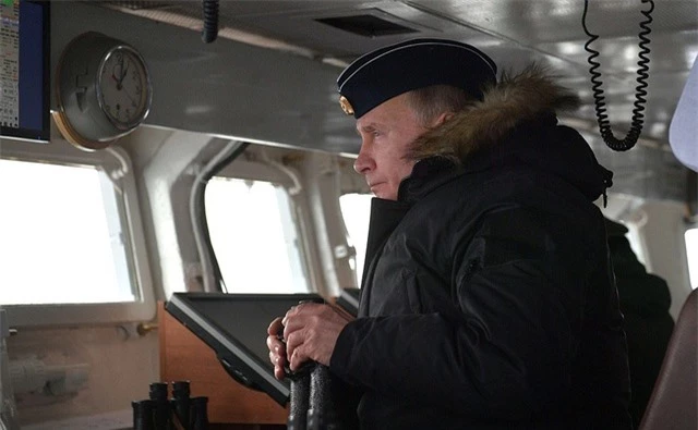 Tổng thống Putin lên tàu tuần dương thị sát tập trận gần Crimea - 1