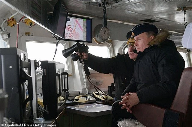 Tổng thống Putin lên tàu tuần dương thị sát tập trận gần Crimea - 4
