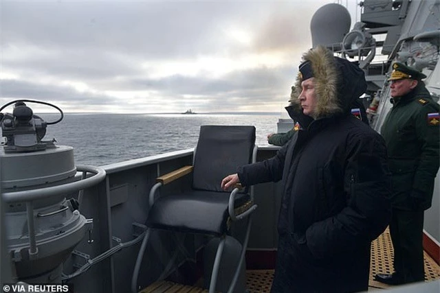 Tổng thống Putin lên tàu tuần dương thị sát tập trận gần Crimea - 5