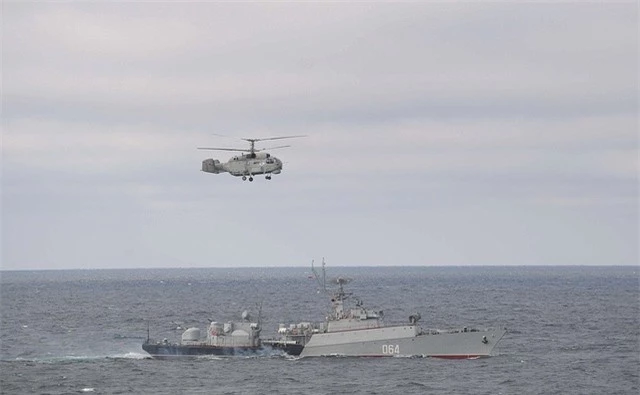 Tổng thống Putin lên tàu tuần dương thị sát tập trận gần Crimea - 6