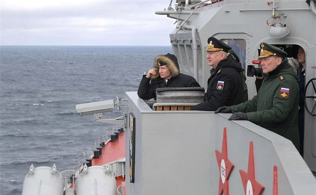 Tổng thống Putin lên tàu tuần dương thị sát tập trận gần Crimea - 7