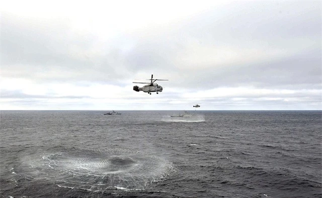 Tổng thống Putin lên tàu tuần dương thị sát tập trận gần Crimea - 9