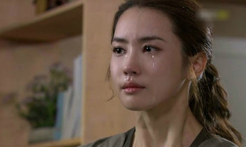 Sững sờ ngày đầu làm dâu khi thấy mẹ chồng ném chiếc áo tôi tặng xuống làm giẻ lau chân