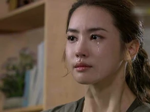 Sững sờ ngày đầu làm dâu khi thấy mẹ chồng ném chiếc áo tôi tặng xuống làm giẻ lau chân