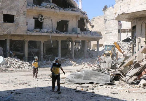 Nhân viên cứu hộ tại địa điểm được cho do Nga không kích ở quận Maarat al-Numan, Idlib. (Ảnh: Getty)