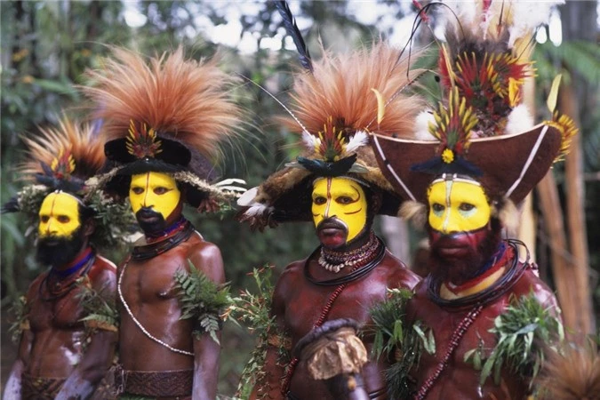 Bộ tộc Huli Wigmen, Papua New Guinea: Chiếc mũ kì lạ của bộ tộc này được làm từ tóc của chính họ. Bộ tộc có 40.000 người sống cô lập, những người đàn ông thường nhặt bờm tóc giả để đội hoặc đem đi bán cho người khác. Họ sơn vàng mặt, cầm một chiếc rìu, đeo tạp dề lá cây và đội bím tóc lủng lẳng để đe dọa bộ tộckhác.Theo truyền thống, họ thường nhảy bắt chước những con chim thiên đường trên đảo.