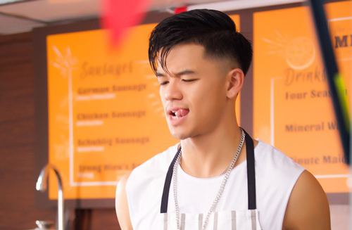 Đỏ mặt khi Trọng Hiếu khoe cơ bắp cuồn cuộn bán xúc xích trong MV mới "Ăn Đi Cho Sướng"