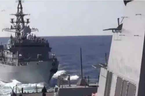 Nga nói tàu khu trục Mỹ chạy cắt đường tàu hải quân trên biển