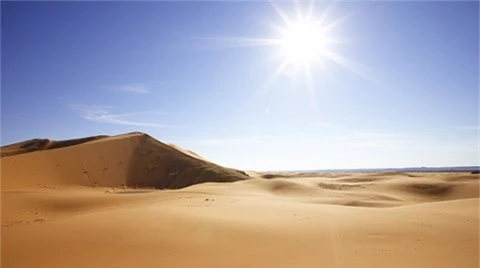 Sahara là sa mạc nóng nhất thế giới. Nhiệt độ cao kỷ lục của Sahara được ghi nhận ở Azizia, Libya năm 1922, lên tới 57,7 độ C.