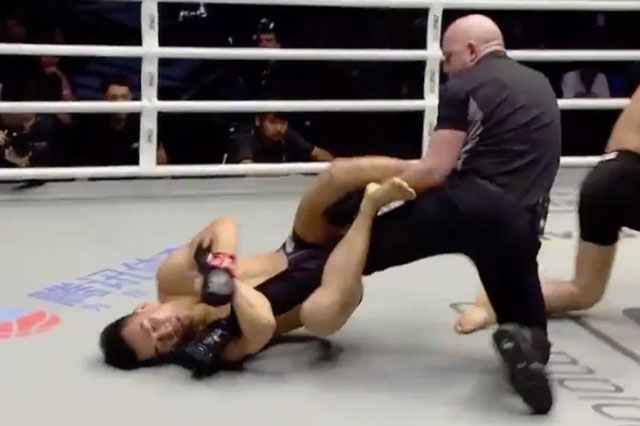 Võ sĩ Trung Quốc ‘ngáo ngơ’, ôm chặt chân trọng tài sau khi bị hạ knock-out