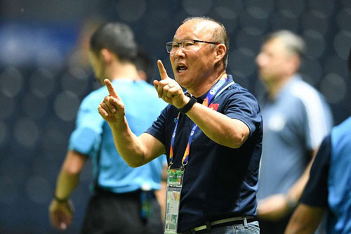 HLV Park Hang-seo lý giải quyết định thay Tấn Sinh, dành lời động viên Bùi Tiến Dũng