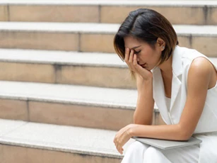 Một ngày bố em thông báo muốn tái hôn, khi cô ấy đến và cởi chiếc áo nắng để lộ cái bụng lùm lùm, em há hốc miệng không giấu được sự thảng thốt