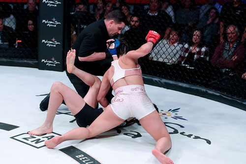 Cận cảnh loạt ra đòn kinh hoàng của nữ võ sĩ Mỹ khiến đối thủ gục ngã