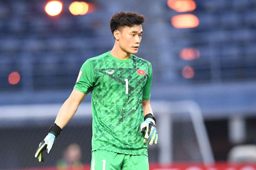 Bùi Tiến Dũng dính chấn thương vai, khó bắt chính trận gặp U23 Jordan