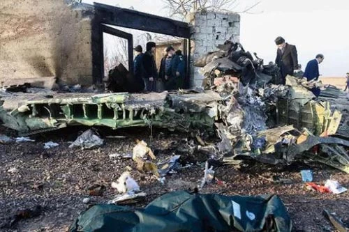 Hiện trường vụ máy bay rơi làm 176 người chết ở Iran. (Ảnh: Getty)