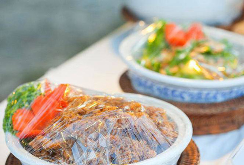 Sai lầm tai hại khi dùng màng bọc thực phẩm khiến chất độc ngấm ngược vào thức ăn, nguy hại vô cùng