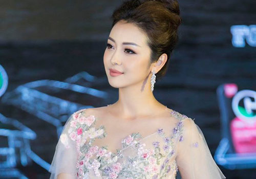 Jennifer Phạm từng khiến chị em tranh cãi khi cho con riêng về Mỹ sống với bà ngoại, nhưng cách dạy con vẫn không chê vào đâu được