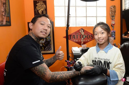 Bé gái 12 tuổi trở thành thợ xăm nhỏ tuổi nhất Singapore