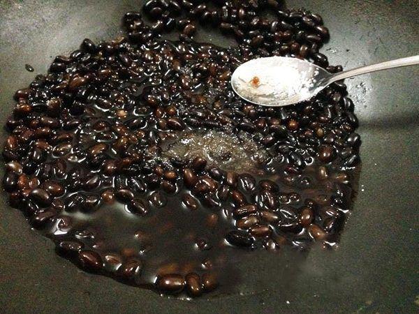 Người bán chè lâu năm mách nhỏ: Muốn chè đậu đen nhanh nhừ, bùi thơm cứ cho thêm một thứ này vào nồi