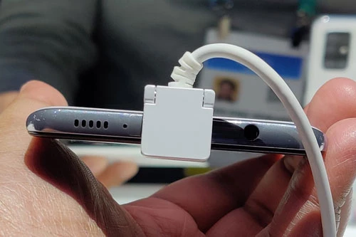 Loa ngoài, mic thu âm, cổng USB Type-C và jack tai nghe dưới cạnh đáy.