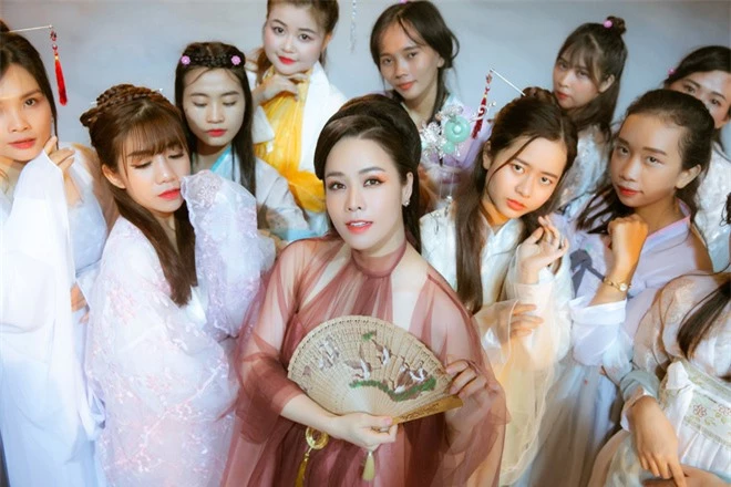 Thị Bình Nhật Kim Anh của Tiếng Sét Trong Mưa mang tích 12 Bà Mụ và truyền thuyết Thạch Sùng vào MV mới, khoe vẻ đẹp mặn mà không tuổi - Ảnh 2.