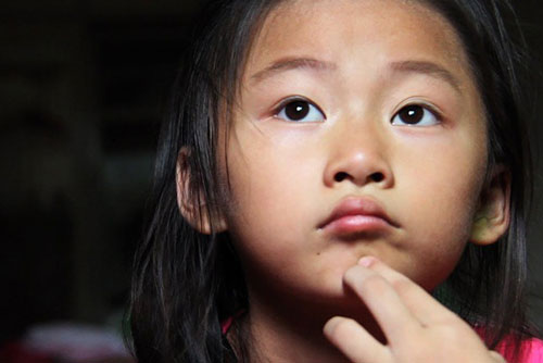 Cháu gái hốt hoảng kể "Đêm qua bố đánh mẹ", bà nội mỉm cười và đưa ra câu trả lời khiến con trai và con dâu thán phục