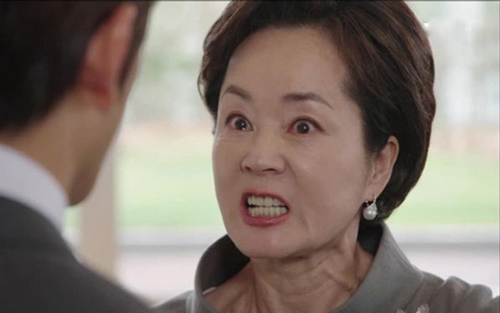 Chồng chỉ tay vào mặt tôi quát: "Mẹ thì chỉ có một, còn vợ không người này thì người khác"!