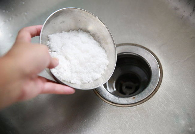 Thả 1 nắm muối xuống cống theo cách này, bao nhiêu rác bẩn đều trôi sạch, mùi hôi cũng hết dần