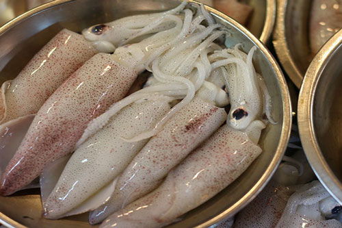 Thêm 1 thìa gia vị này, mực xào trắng tinh lại hết sạch mùi tanh, chồng con khen nức nở