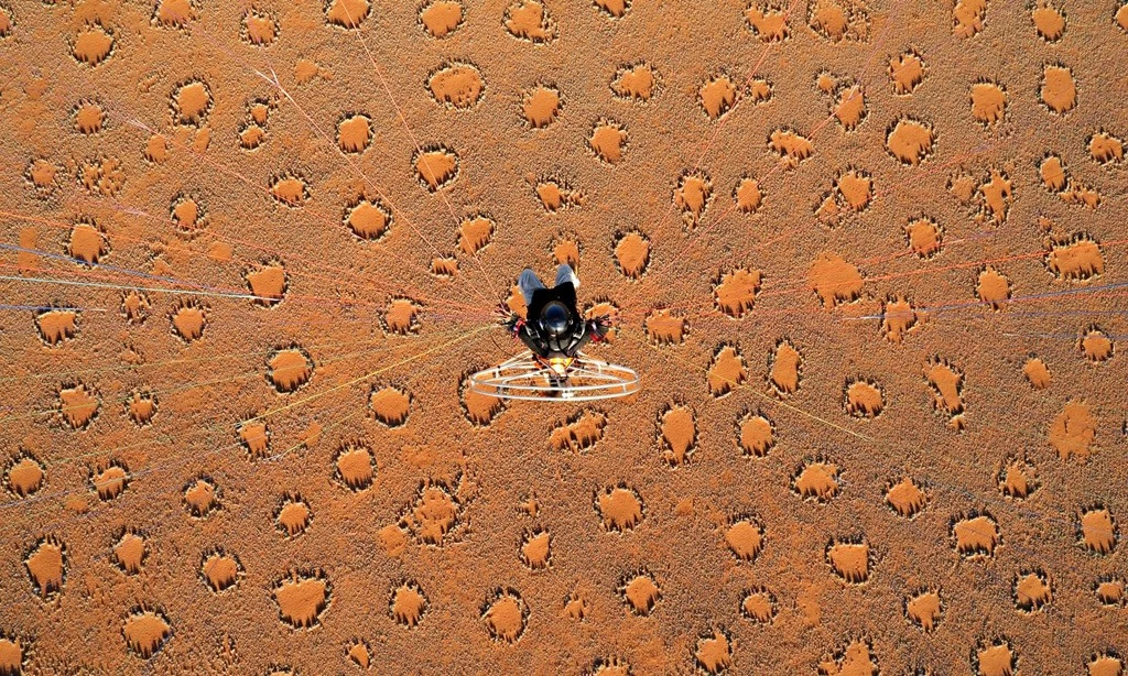 Dấu chân người ngoài hành tinh: Namib là sa mạc lớn nhất của Namibia, quốc gia thuộc châu Phi. Trên bề mặt sa mạc, hàng triệu vòng tròn rải rác và cách đều nhau. Cỏ ở viền vòng tròn có thể cao đến đầu gối nhưng lại không mọc phía trong ngay cả khi đất được bón phân. Mỗi vòng tròn có thể đạt đường kính từ 2-20 m. Vùng đất xuất hiện vòng tròn kỳ lạ này trải dài trên quãng đường 1.800 km. Ảnh: Bles.