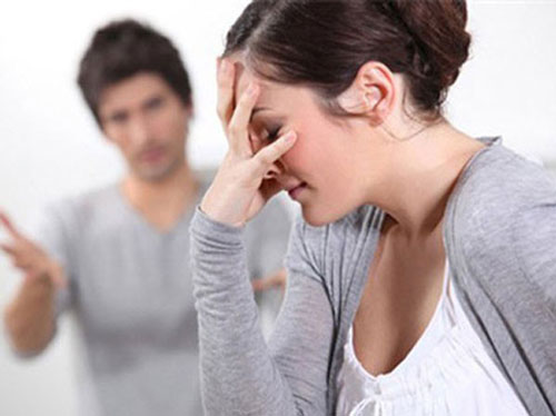 Khốn khổ vì chồng ghen kinh hoàng, bắt vợ cả ngày 'kín cổng cao tường'