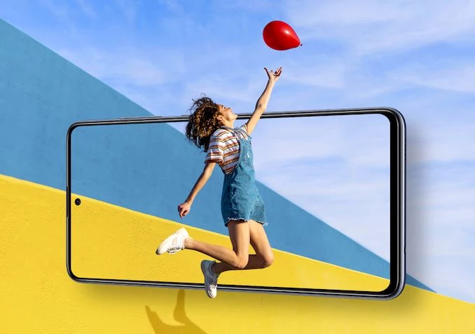 Galaxy A71 được trang bị tấm nền màn hình Super AMOLED, kích thước 6,7 inch, độ phân giải Full HD Plus (2.400x1.080 pixel), mật độ điểm ảnh 393 ppi. Màn hình này được chia theo tỷ lệ 20:9, bảo vệ bởi kính cường lực Corning Gorilla Glass 3, thiết kế dạng “nốt ruồi”.