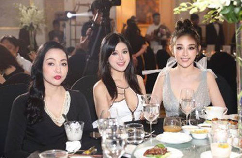 Em gái Huyền Baby đăng ảnh chụp cùng người thân nhưng nhan sắc mẹ ruột cô khiến ai cũng ngỡ ngàng