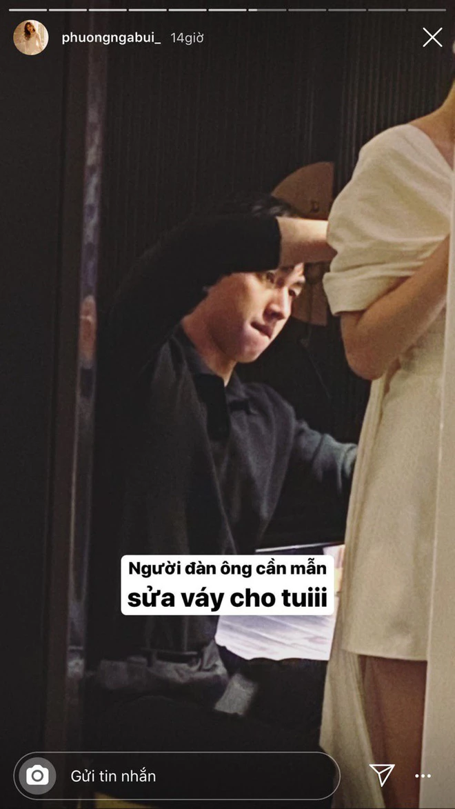 Bình An cẩn thận sửa váy cho bạn gái Phương Nga trước khi dự tiệc. Hình ảnh này đã giúp nam diễn viên lập tức nhập hội sao nam yêu chiều bạn gái nhất Vbiz. Bình An cẩn thận sửa váy cho bạn gái Phương Nga trước khi dự tiệc. Hình ảnh này đã giúp nam diễn viên lập tức nhập hội sao nam yêu chiều bạn gái nhất Vbiz.