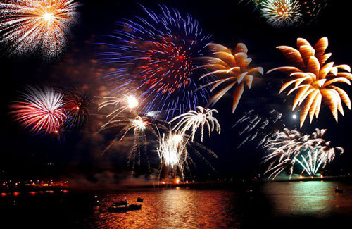Pháo hoa ra đời thế nào, bí mật gì để có nhiều màu lấp lánh?