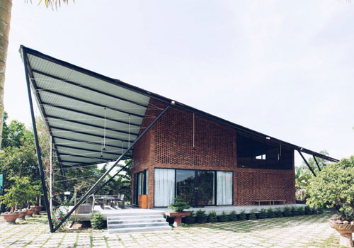 Ngôi nhà hình cánh diều đậm chất chất làng quê cuốn hút trên báo Tây