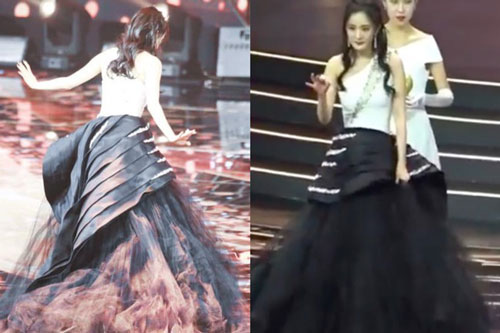 Khoảnh khắc Dương Mịch vấp ngã, còn nhặt lông vũ rơi từ người Dương Tử lên khoe trên sóng trực tiếp