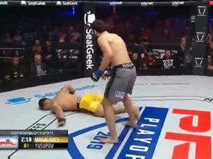 Cận cảnh cú ‘thôi sơn quyền’ khiến võ sĩ Brazil cắm đầu xuống sàn