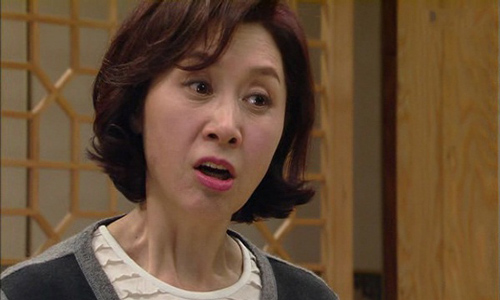 Bồ nhí đến tận nhà đòi thay vợ làm dâu, phản ứng của mẹ chồng lại khiến tất cả đều bất ngờ