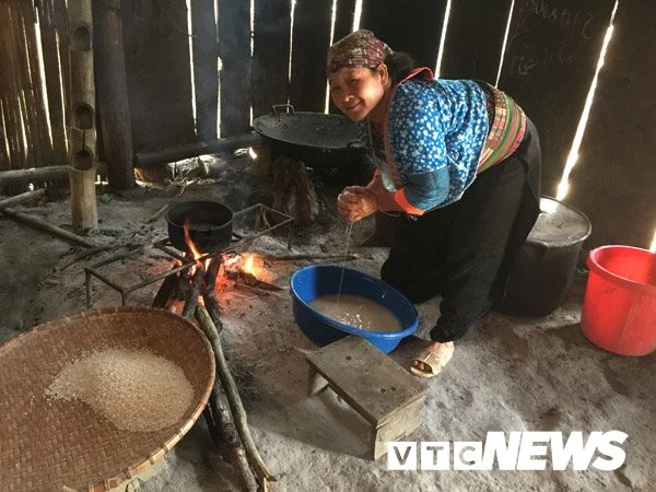 Mỗi bữa phải nấu một chậu gạo, ngô mới đủ cho cả nhà ăn.