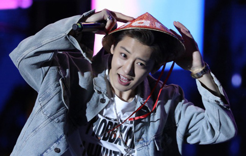 Chanyeol (EXO) đội nón lá nói "anh yêu em" ngay trên đất Việt, bảo sao fangirl Việt mất hết liêm sỉ tranh nhau nhận làm chồng!