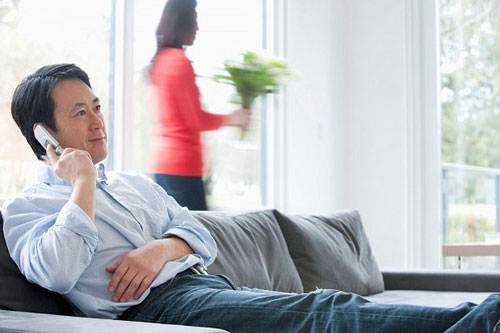 Không biết phải làm gì cho vẹn cả đôi đường khi chồng say nắng đồng nghiệp